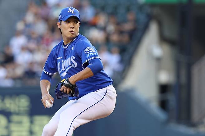 [서울=뉴시스]프로야구 삼성 라이온즈의 토종 에이스 원태인이 26일 잠실구장에서 벌어진 2025 신한 쏠뱅크 KBO리그 두산 베어스와의 경기에 선발 등판해 역투하고 있다. (사진=삼성 라이온즈 제공) 2025.08.26. *재판매 및 DB 금지