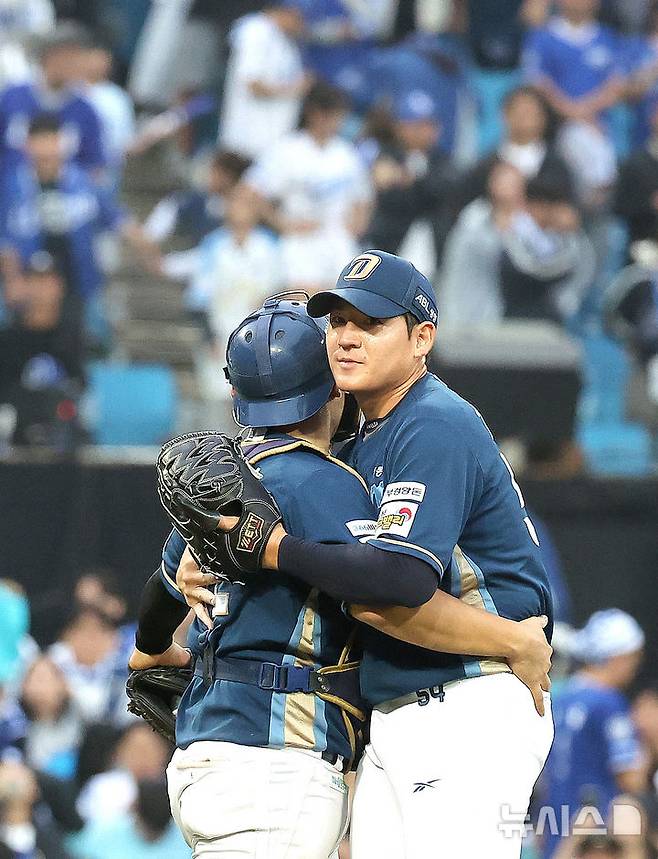 [대구=뉴시스] 이무열 기자 = 6일 대구 수성구 삼성라이온즈파크에서 열린 2025 신한 SOL 뱅크 KBO리그 와일드카드 1차전 NC 다이노스와 삼성 라이온즈의 경기, 4-1로 승리한 NC 투수 김진호와 포수 김정호가 기뻐하고 있다. 2025.10.06. lmy@newsis.com