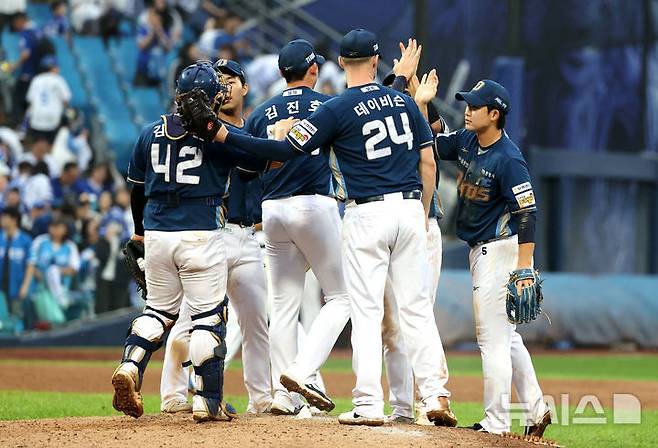 [대구=뉴시스] 이무열 기자 = 6일 대구 수성구 삼성라이온즈파크에서 열린 2025 신한 SOL 뱅크 KBO리그 와일드카드 1차전 NC 다이노스와 삼성 라이온즈의 경기, 4-1로 승리한 NC 선수들이 기뻐하고 있다. 2025.10.06. lmy@newsis.com