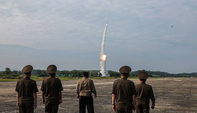 2024년 9월 18일 북한 김정은 국무위원장이 4.5톤급 초대형 재래식 탄두를 장착한 신형 전술탄도미사일 '화성포-11다-4.5' 시험발사를 참관하는 모습. 조선중앙통신에는 이 소식이 보도됐지만 노동신문에서는 다루지 않았다. 연합뉴스