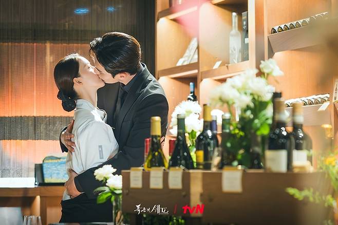 현대에서 다시 만난 연지영과 이헌. tvN 제공