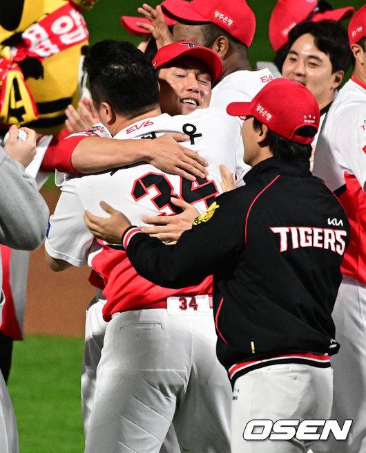 [OSEN=광주, 지형준 기자] KIA 타이거즈가 12번째 우승을 달성했다.&nbsp;KIA는 28일 광주-기아 챔피언스필드에서 열린 삼성 라이온즈와의 2024 신한은행 SOL 뱅크 KBO 한국시리즈 5차전에서 접전끝에 7-5로 승리했다.&nbsp;시리즈&nbsp;4승1패로 우승의 감격을 누렸다.&nbsp;KIA 서건창이 최형우와 우승을 기뻐하고 있다. 2024.10.28 / jpnews@osen.co.kr