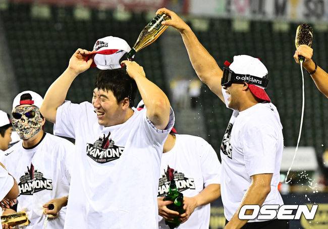 [OSEN=잠실, 지형준 기자] 프로야구 LG 트윈스가 극적으로 2025 정규시즌 우승을 차지했다. LG는 1일 서울 잠실구장에서 열린 2025 KBO리그 NC와 시즌 마지막 경기에서 3-7로 패배했다. 자력 우승이 물거품이 된 LG는 이날 SSG 랜더스가 한화 이글스에 극적인 끝내기 승리를 거두면서 우승을 확정했다. LG 김현수, 치리노스가 우승 세리머니를 하고 있다.  2025.10.01 /jpnews@osen.co.kr
