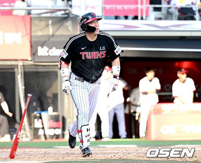 [OSEN=수원, 최규한 기자] 18일 수원 KT위즈파크에서 ‘2025 신한 SOL Bank KBO리그’ KT 위즈와 LG 트윈스의 더블헤더 1차전이 열렸다.홈팀 KT는 소형준, 방문팀 LG는 요니 치리노스를 선발로 내세웠다.7회초 1사 1루 상황 LG 김현수가 달아나는 우월 투런포를 날리고  타구를 바라보고 있다. 2025.09.18 / dreamer@osen.co.kr