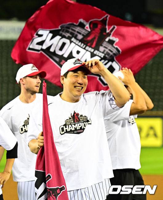 [OSEN=잠실, 지형준 기자] 프로야구 LG 트윈스가 극적으로 2025 정규시즌 우승을 차지했다. LG는 1일 서울 잠실구장에서 열린 2025 KBO리그 NC와 시즌 마지막 경기에서&nbsp;3-7로 패배했다.&nbsp;자력 우승이 물거품이 된 LG는 이날 SSG 랜더스가 한화 이글스에 극적인 끝내기 승리를 거두면서 우승을 확정했다.&nbsp;LG 김현수, 치리노스가 우승 세리머니를 하고 있다. LG 김현수가 우승 세리머니를 하고 있다. 2025.10.01 /jpnews@osen.co.kr