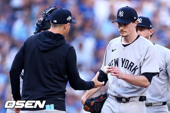 [사진] 뉴욕 양키스 맥스 프리드가 애런 분 감독에게 공을 넘기며 강판되고 있다. ⓒGettyimages(무단전재 및 재배포 금지)