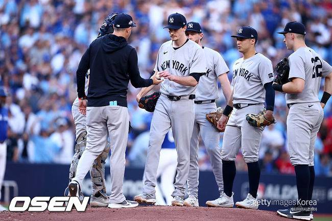 [사진] 뉴욕 양키스 맥스 프리드가 4회 무사 1,2루에서 강판되며 애런 분 감독에게 공을 넘기고 있다. ⓒGettyimages(무단전재 및 재배포 금지)