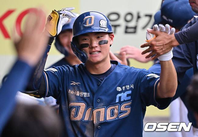 [OSEN=대구, 이석우 기자] 7일 대구삼성라이온즈파크에서 2025 신한 SOL 뱅크 KBO 리그 삼성 라이온즈와 NC 다이노스의 경기가 열렸다. 홈팀 삼성은 레예스가, 방문팀 NC는 신민혁이 선발 출전했다. NC 다이노스 김주원이 4회초 2사 1루 우월 동점 2점 홈런을 치고 하이파이브를 하고 있다. 2025.06.07 / foto0307@osen.co.kr