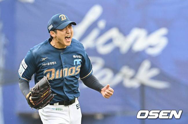 [OSEN=대구, 이석우 기자] 6일 대구 삼성라이온즈파크에서 2025 신한 SOL뱅크 KBO 와일드카드 결정전 삼성 라이온즈와 NC 다이노스의 경기가 열렸다. 홈팀 삼성은 후라도가 방문팀 NC는 구창모가 선발 투수로 출전했다.NC 다이노스 구창모가 2회말 2사 3루 삼성 라이온즈 김지찬을 1루 땅볼로 잡고 환호하고 있다. 2025.10.06 / foto0307@osen.co.kr
