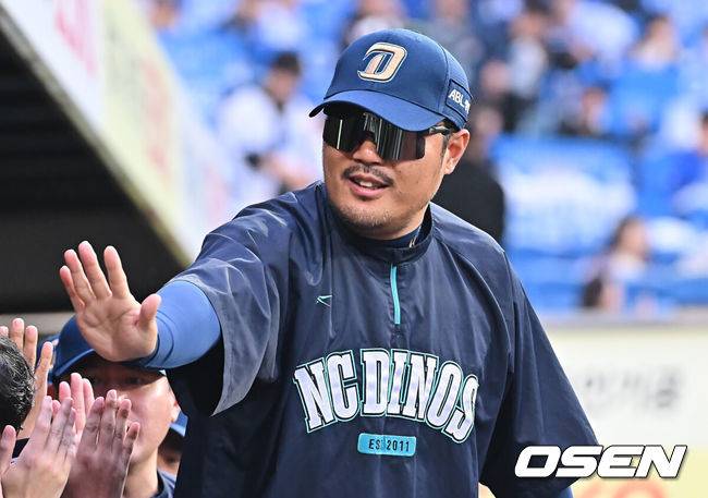 [OSEN=대구, 이석우 기자] 6일 대구 삼성라이온즈파크에서 2025 신한 SOL뱅크 KBO 와일드카드 결정전 삼성 라이온즈와 NC 다이노스의 경기가 열렸다. NC 다이노스가 구창모의 6이닝 1실점 원맨쇼에 힘입어 삼성 라이온즈에 4-1로 승리했다.NC 다이노스 이호준 감독이 승리 기쁨을 나누고 있다. 2025.10.06 / foto0307@osen.co.kr