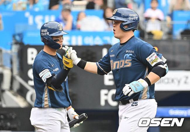 [OSEN=대구, 이석우 기자] 6일 대구 삼성라이온즈파크에서 2025 신한 SOL뱅크 KBO 와일드카드 결정전 삼성 라이온즈와 NC 다이노스의 경기가 열렸다. 홈팀 삼성은 후라도가 방문팀 NC는 구창모가 선발 투수로 출전했다.NC 다이노스 김형준이 5회초 1사 좌월 솔로 홈런을 치고 하이파이브를 하고 있다. 2025.10.06 / foto0307@osen.co.kr