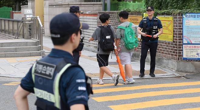 최근 전국에서 어린이 약취유인 범죄가 잇따르는 가운데 경찰에 초등학교 앞 순찰 강화에 나섰다. 연합뉴스