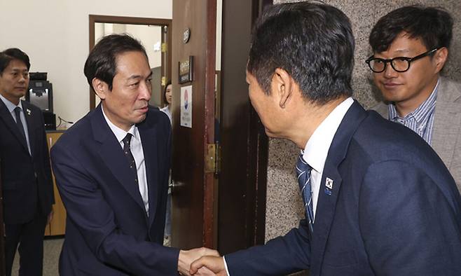 &nbsp;우상호 대통령실 정무수석(왼쪽)이 지난 9월 25일&nbsp;정청래 더불어민주당 대표와 국회 민주당 대표실에서 금융정책·감독분리 관련 긴급 고위 당·정·대 회의를 마친 뒤 악수하고 있다. 연합뉴스