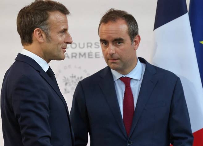 에마뉘엘 마크롱 프랑스 대통령(왼쪽)과 그가 취임 후 7번째로 임명한&nbsp;세바스티앙 르코르뉘 총리. 하지만 르코르뉘는 소수당 정부 지도자의 한계를 넘지 못하고 27일 만에 중도 하차했다. AFP연합뉴스