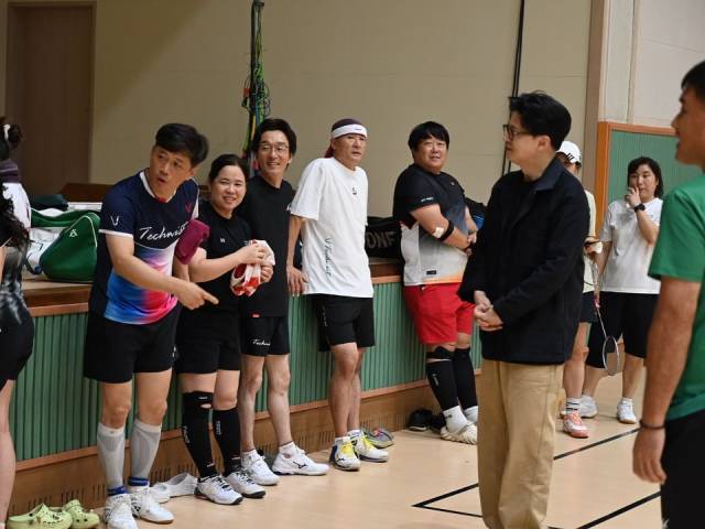 한동훈 전 국민의힘 대표가 경남 통영 통영중학교 체육관에 모인 배드민턴 동호회 회원들과 대화를 나누고 있다. 사진 제공=한 전 대표 페이스북