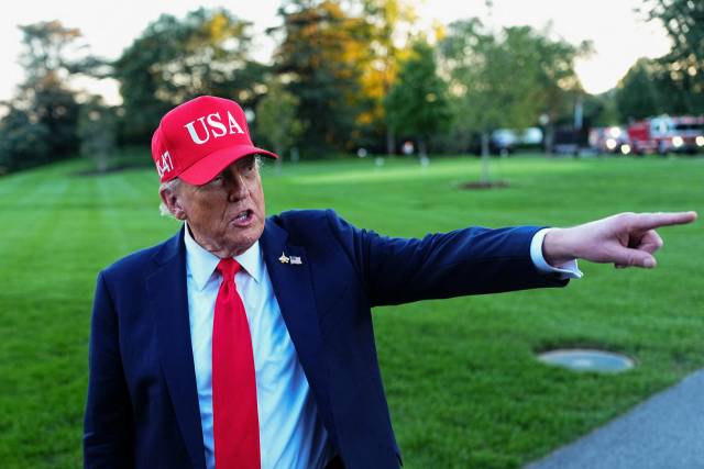 도널드 트럼프 미국 대통령이 워싱턴 DC 백악관에서 어딘가를 바라보며 손가락으로 가리키고 있다. 로이터연합뉴스