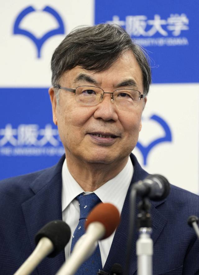 일본의 면역학자 사카구치 시몬 교수가 노벨 생리의학상 수상 직후 기자회견을 하고 있다. 로이터연합뉴스