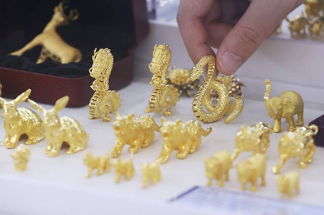 대표적인 안전자산인 금과 비트코인이 사상 최고가를 경신했다. 사진은 서울 종로구 한국금거래소에 진열된 금 제품 모습 ⓒ연합뉴스