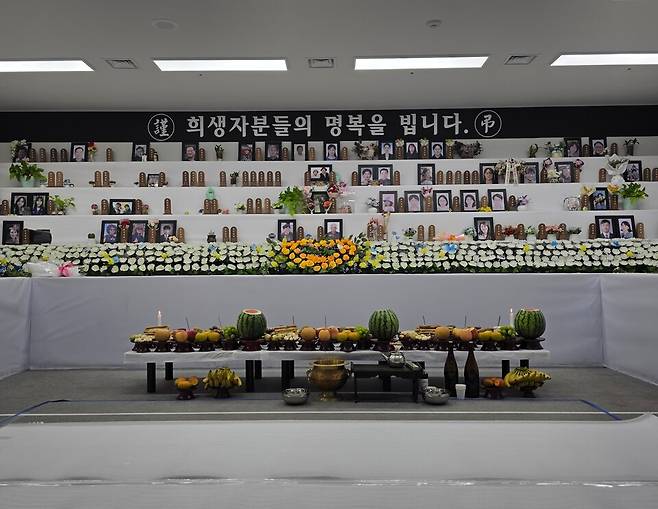 추석 당일인 6일 오후 전남 무안군 무안국제공항에서 12·29 무안공항 제주항공 여객기 참사 유가족협의회가 합동 차례를 지내고 있다. ⓒ시사저널 이태준