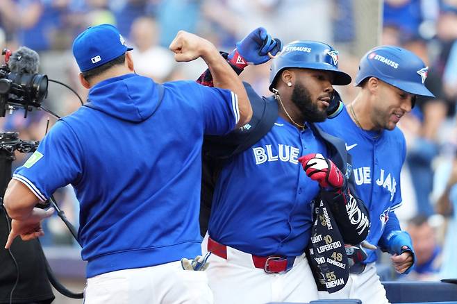 토론토  블라디미르 게레로 주니어가 6일 뉴욕 양키스전에서 4회말 만루홈런을 날린 뒤 동료들과 세리머니하고 있다. AFP연합뉴스