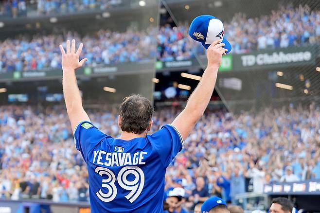 토론토 블루제이스의 ‘특급 신인’ 트레이 예새비지가 6일 캐나다 온타리오주 토론토 로저스 센터에서 열린 2025 미국 메이저리그(MLB) 아메리칸리그 디비전시리즈(ALDS·5전3승제) 2차전에서 뉴욕 양키스전에서 호투한 뒤 기립박수를 보내는 팬들을 향해 손을 흔들고 있다. 게티이미지코리아