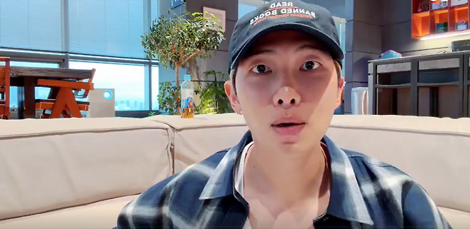 BTS RM 라이브 방송 화면. 위버스 캡처