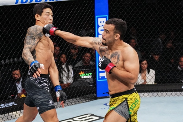 유주상과 다니엘 산토스의 경기 장면. UFC 제공