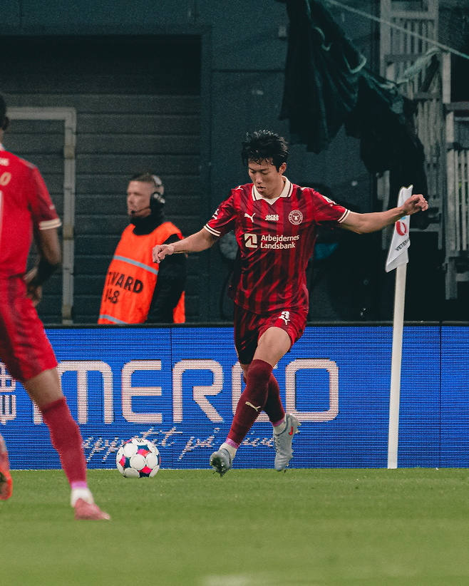 미트윌란 이한범이 6일 코펜하겐전에서 롱패스를 하고 있다. 미트윌란 SNS