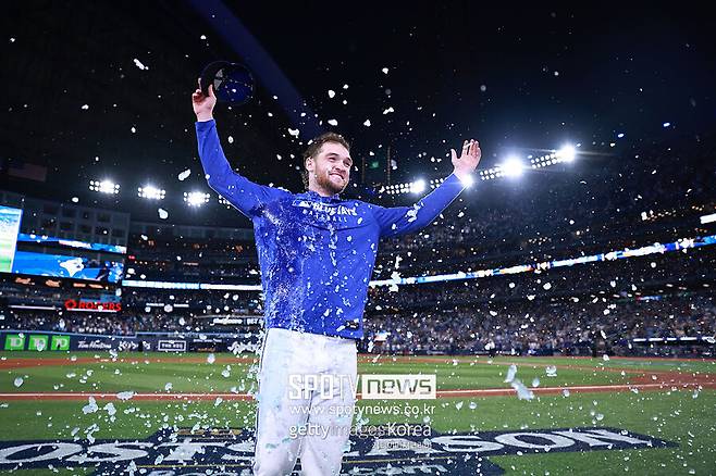 ▲ 경기 후 동료들의 축하를 받는 트레이 예세비지.