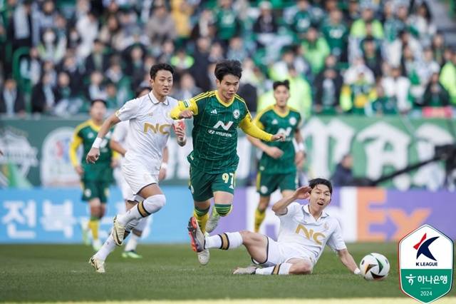 지난 해 승강 플레이오프에서 만난 서울 이랜드(흰색 유니폼)와 전북현대. /사진=한국프로축구연맹 제공