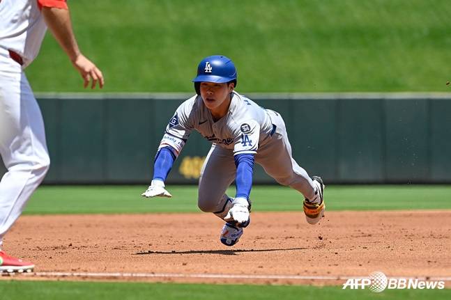 3루를 파고 들고 있는 김혜성. /AFPBBNews=뉴스1