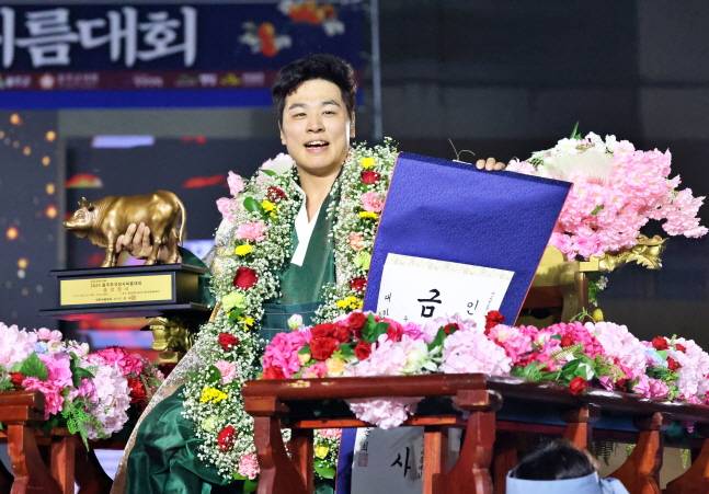 최정만이 6일 울산광역시 울주군 울주종합체육센터에서 열린 '위더스제약 2025 울주추석장사씨름대회' 금강장사(90kg이하)에 등극한 뒤 장사꽃가마에 올라 우승 세리머니를 하고 있다. /사진=대한씨름협회 제공