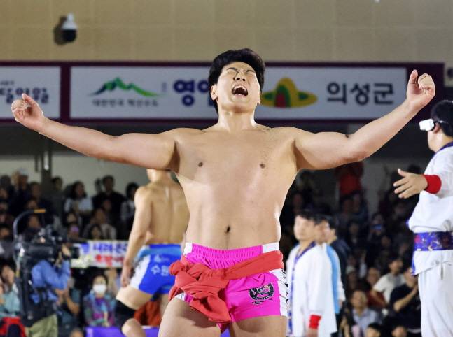 최정만이 승리를 거두고 포효하고 있다. /사진=대한씨름협회 제공