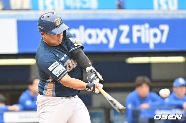 NC 김정호가 6일 대구 삼성 라이온즈 파크에서 열린 2025 KBO 와일드카드 결정전 1차전에서 7회초 안타를 치고 있다.