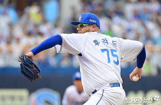 6일 오후 대구삼성라이온즈파크에서 열린 '2025 신한 SOL Bank KBO 포스트시즌' NC 다이노스와 삼성 라이온즈의 와일드카드 1차전 경기, 1회초 삼성 선발투수 후라도가 역투하고 있다. 대구, 박지영 기자