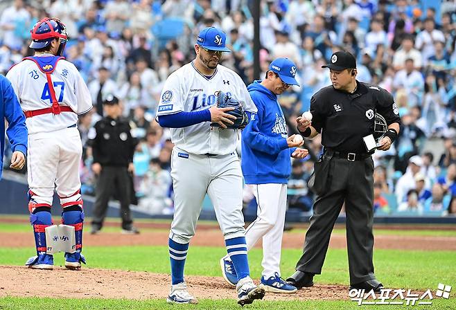6일 오후 대구삼성라이온즈파크에서 열린 '2025 신한 SOL Bank KBO 포스트시즌' NC 다이노스와 삼성 라이온즈의 와일드카드 1차전 경기, 7회초 2사 1,2루 삼성 선발투수 후라도가 강판되어 마운드를 내려가고 있다. 대구, 박지영 기자
