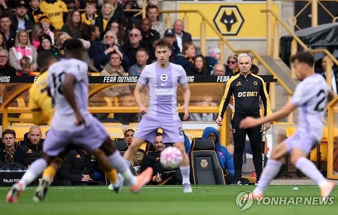 비토르 페레이라 감독의 퇴장으로 울버햄프턴 벤치에서 지휘하는 루이스 미겔 수석코치 [로이터=연합뉴스]