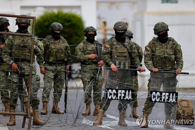 에콰도르 국방부 청사 앞에서 경계 임무 수행 중인 합동군사령부 장병들 [키토 EPA=연합뉴스. 재판매 및 DB 금지]