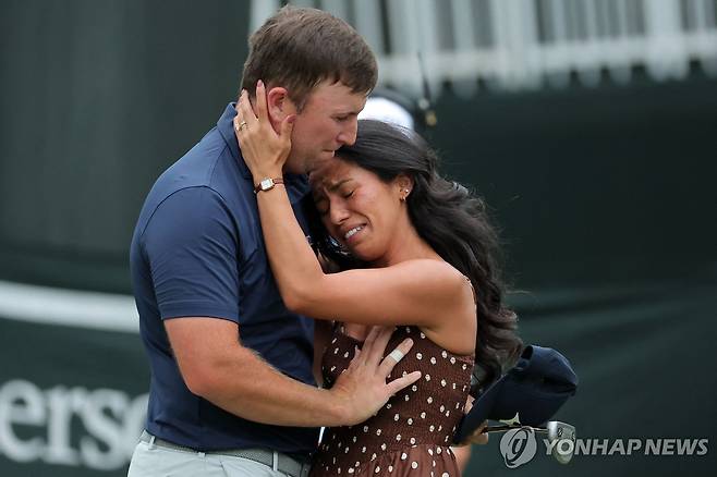 우승 차지한 스티븐 피스크(왼쪽) [AFP=연합뉴스]