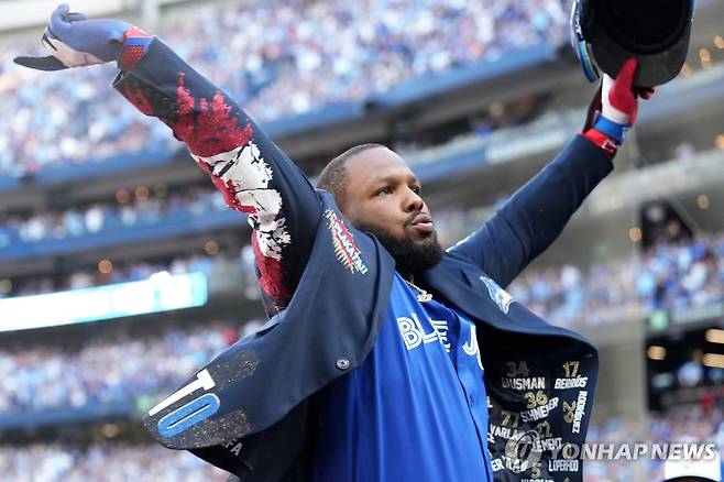 게레로 주니어, 만루 홈런 (토론토 AP=연합뉴스) 토론토 게레로 주니어가 6일(한국시간) 캐나다 온타리오주 토론토 로저스 센터에서 열린 2025 미국프로야구 메이저리그(MLB) 아메리칸리그 디비전시리즈(ALDS·5전3승제) 2차전 뉴욕 양키스와 홈 경기에서 4회 만루 홈런을 친 뒤 팬들의 환호에 답하고 있다.