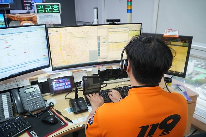 명절에도 근무하는 광주소방본부 (광주=연합뉴스) 정다움 기자 = 추석인 6일 오전 광주소방안전본부 119 상화실에서 소방교 김군호(29) 씨가 근무하고 있다. 2025.10.6