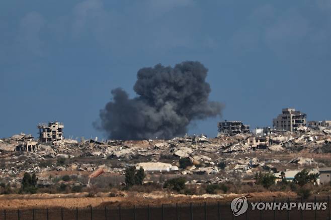 6일 연기가 피어오르는 가자시티 외곽 [EPA 연합뉴스]