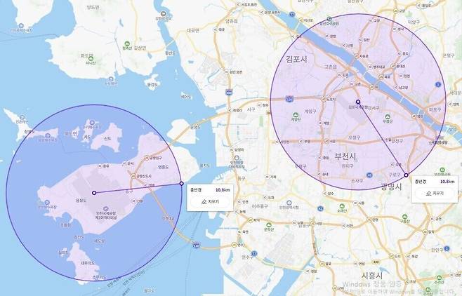 ▲ 네이버 지도에서 인천국제공항과 김포공항을 기점으로 각각 10.8㎞ 반경 안에 있는 지역을 동그라미로 표시했다. 앞서 국제민간항공기구(ICAO)는 지난 8월 공항 활주로 반경 10.75㎞까지 고도 제한을 차등 적용하는 개정안을 발효했는데 이 지도를 통해 인천지역 규제 적용 범위를 가늠해볼 수 있다. /출처=네이버 지도 갈무리