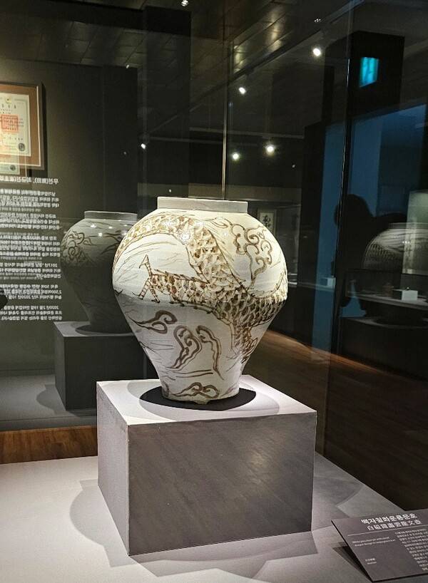 진주 남가람박물관에 전시된 백자철화운룡문호.