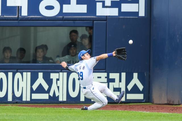 삼성 라이온즈의 우익수 김성윤이 7일 대구에서 열린 프로야구 포스트시즌 와일드카드 결정전 2차전 5회초 몸을 날려 뜬공을 잡아내고 있다. 삼성 제공