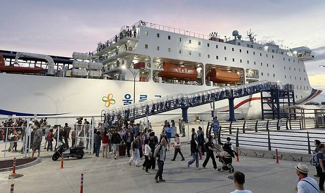 7일 풍랑주의보가 내린 가운데 울릉크루즈가 울릉(사동)항에 입항 승객이 내리고 있다. /김두한 기자
