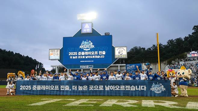 삼성 라이온즈가 7일 오후 대구 삼성라이온즈파크에서 열린 포스트시즌 와일드카드 결정전 2차전에서 NC를 꺾고 준플레이오프 진출을 축하하며 팬들에게 인사를 하고 있다. /삼성라이온즈 제공