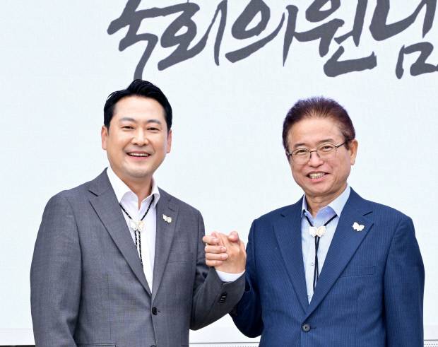 이철우 경북도지사가 지난 4일 장동혁 국민의힘 당 대표와 함께 APEC 성공개최를 다짐하고 있다. 사진=경북도 제공
