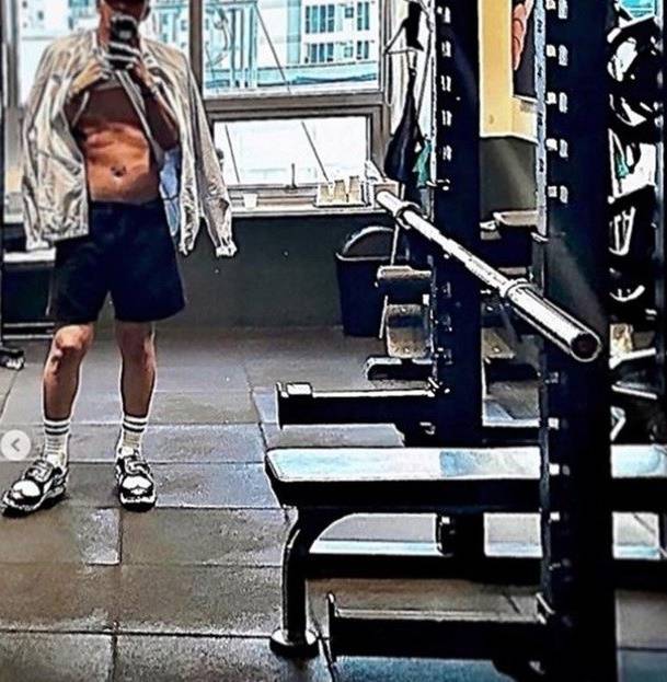 지드래곤은 누구보다 바쁜 스케줄에도 짬짬이 헬스로 복근을 지켜왔다. 사진=지드래곤 SNS