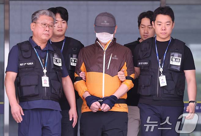 사제 총기 살해 사건 피의자 A 씨(62·남)가 30일 오전 인천논현경찰서에서 검찰로 송치되고 있다. A씨는 지난 20일 오후 9시 31분께 인천시 연수구 송도 아파트에서 사제 총기로 산탄을 발사해 아들 B씨를 살해한 혐의를 받고 있다. 2025.7.30/뉴스1 ⓒ News1 박지혜 기자